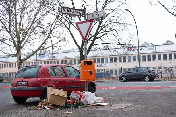 Bild zeigt den Mittelbuschweg in Neukölln. Einer der 15 Hotspots für illegale Müllablagerungen im Neuköllner Bezirk